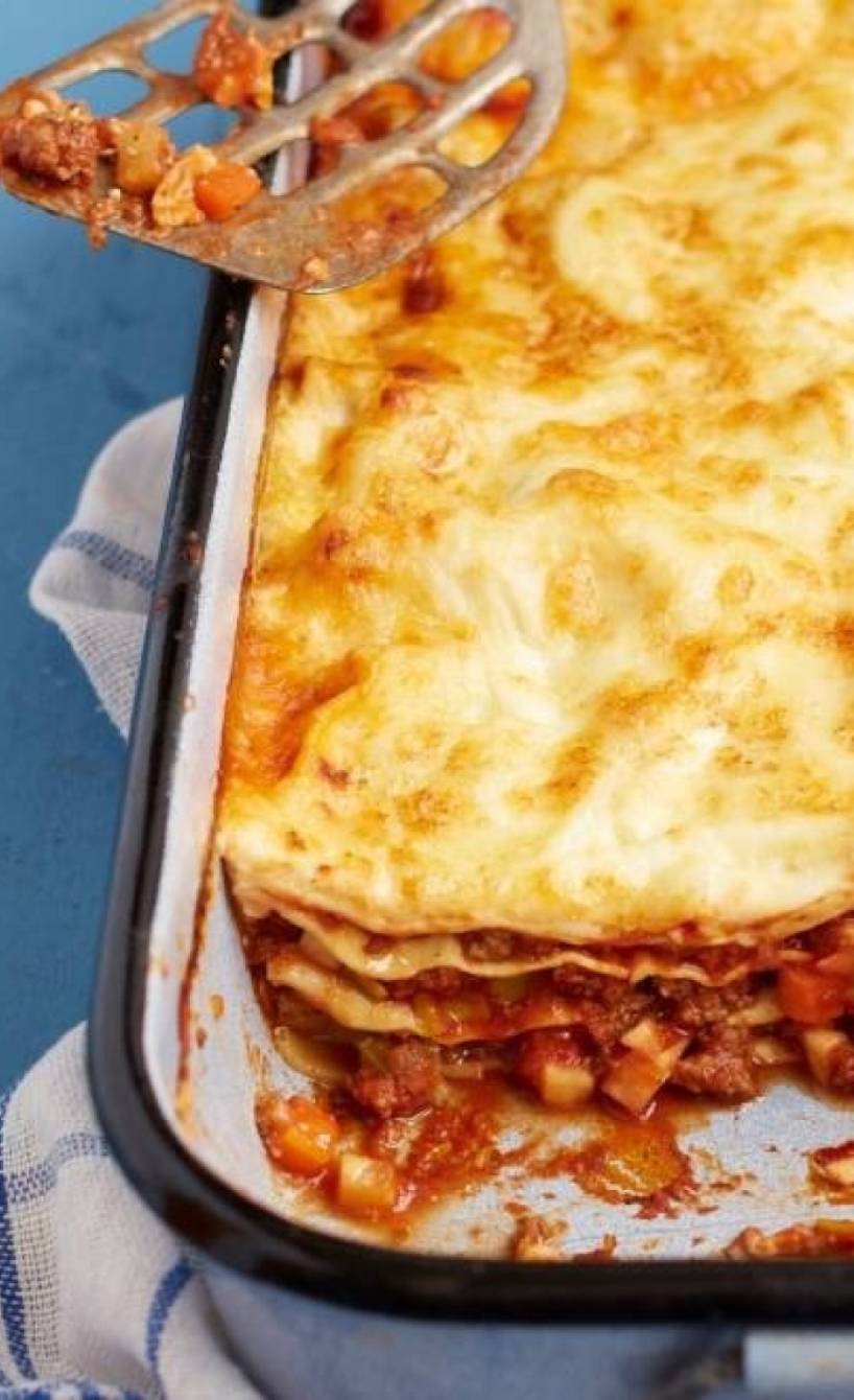 Lasagne angeschnitten auf einem Tisch