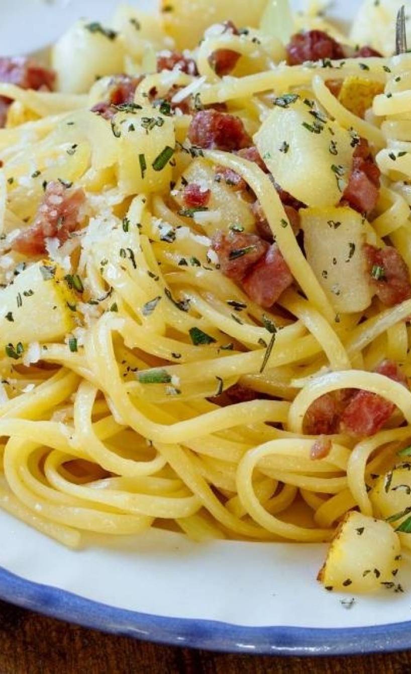 Linguine mit Birne und Pancetta auf einem Teller