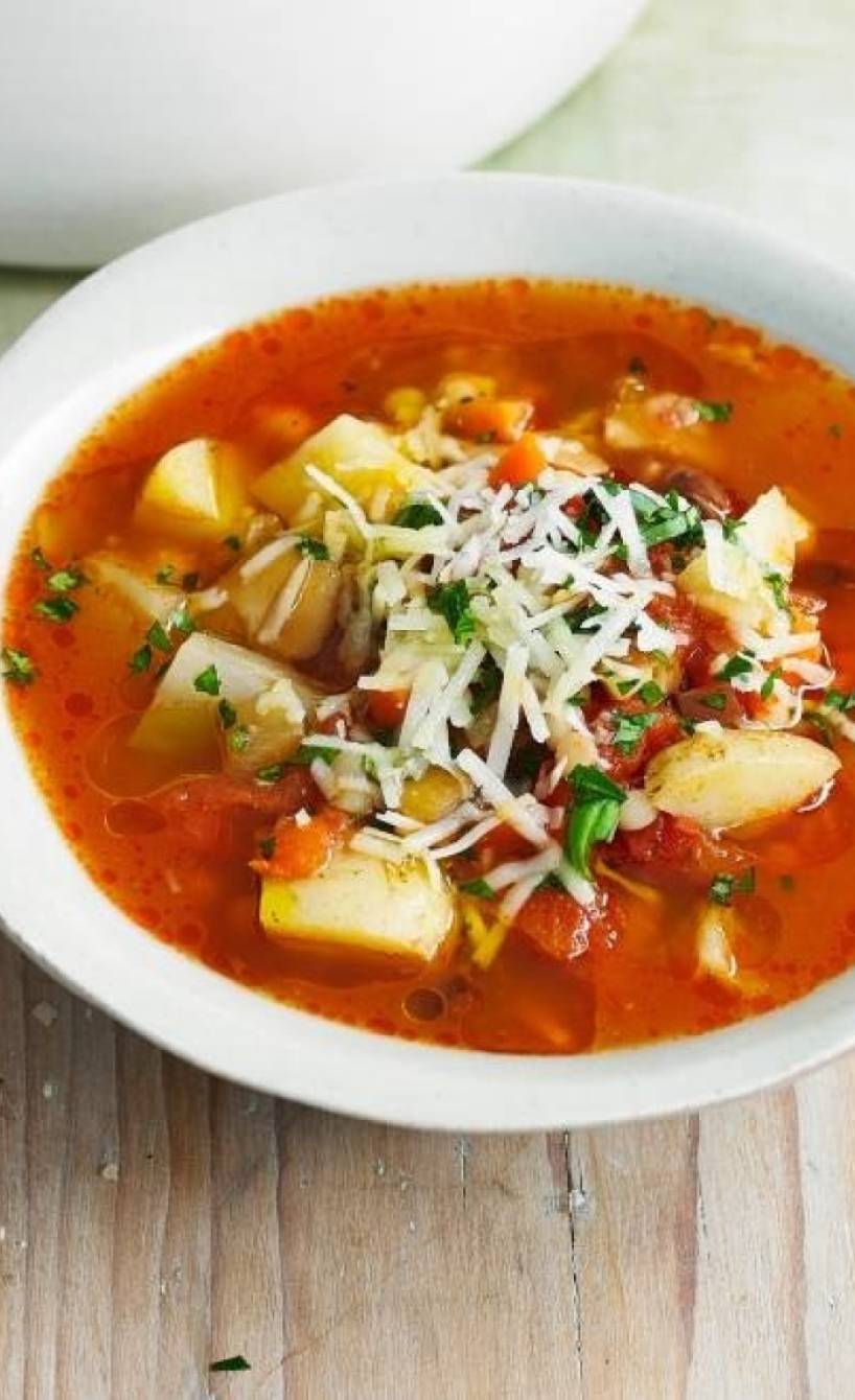 Minestrone in einem Suppenteller