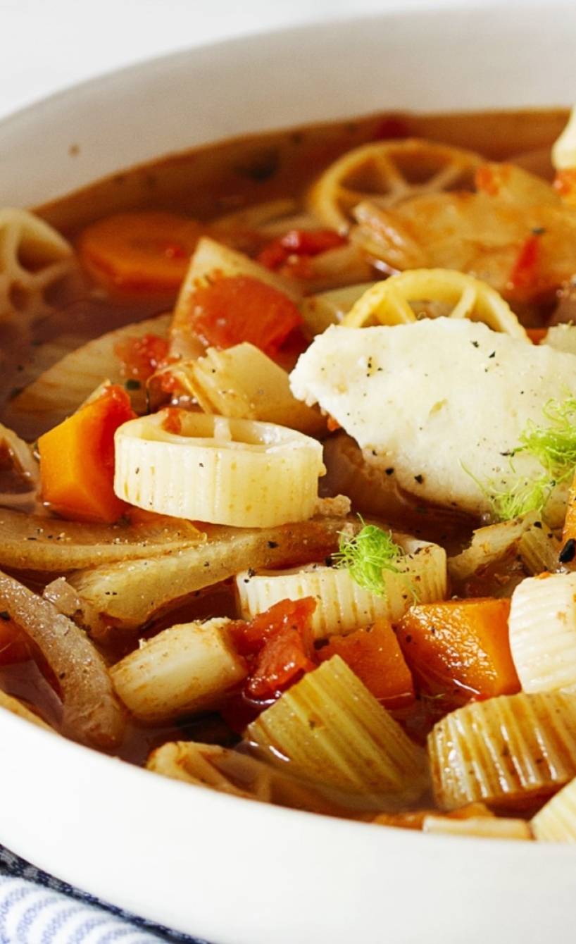 Minestrone auf einem Tisch