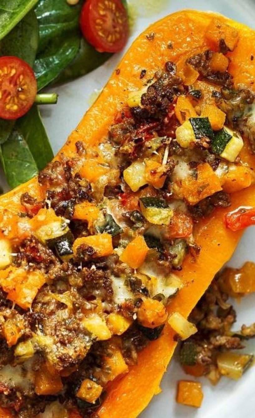 Halber, gefüllter Butternut auf einem Teller