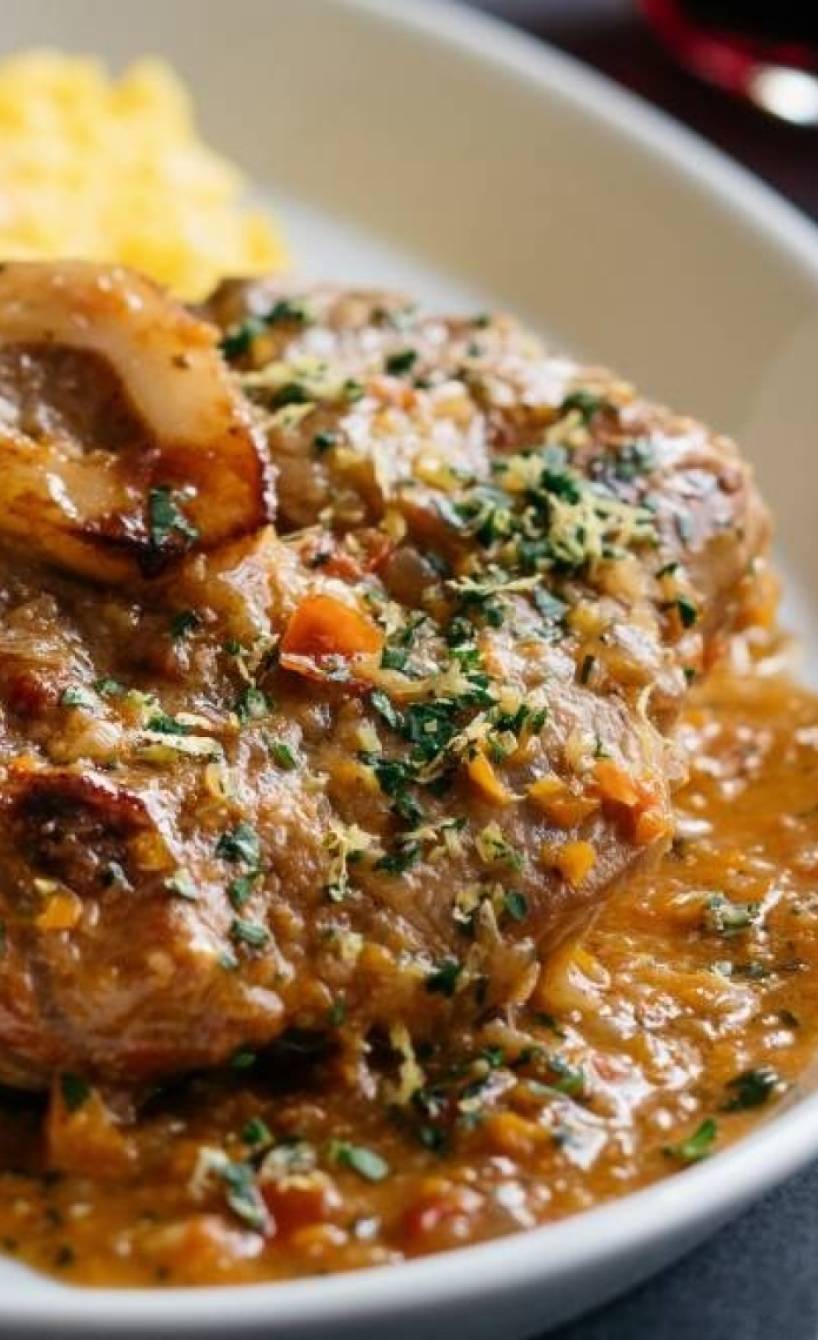 Ossobuco mit Safranrisotto auf einem Teller