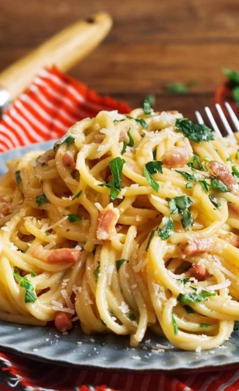Klassische Carbonara mit Pasta auf einem Teller