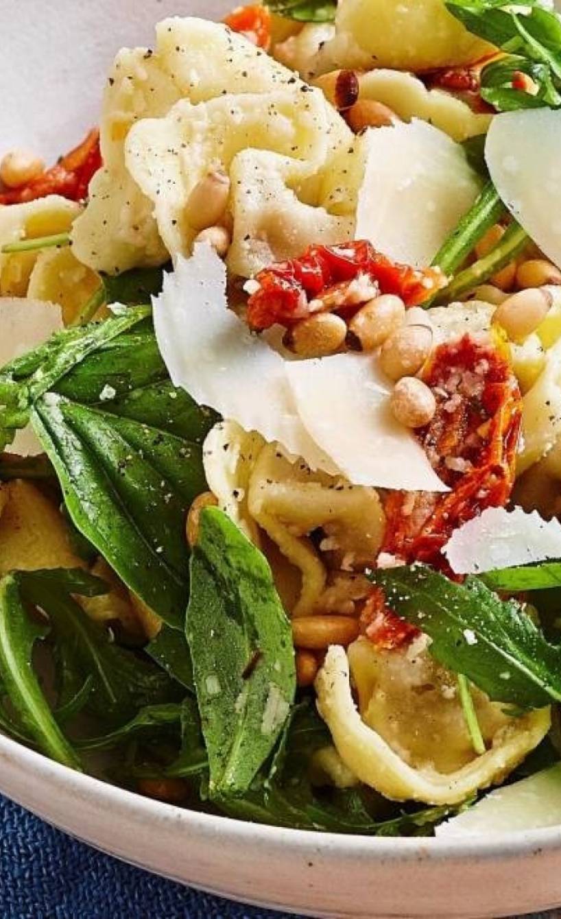 Selbst gemachte Tortellini in einem tiefen Teller