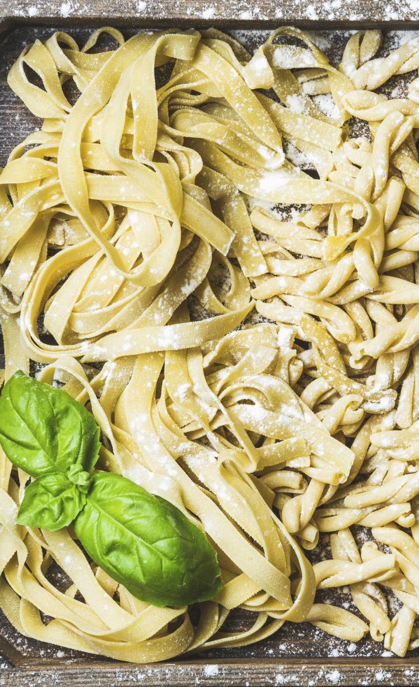 Verschiedene selbstgemachte Nudelsorten auf einem Backblech