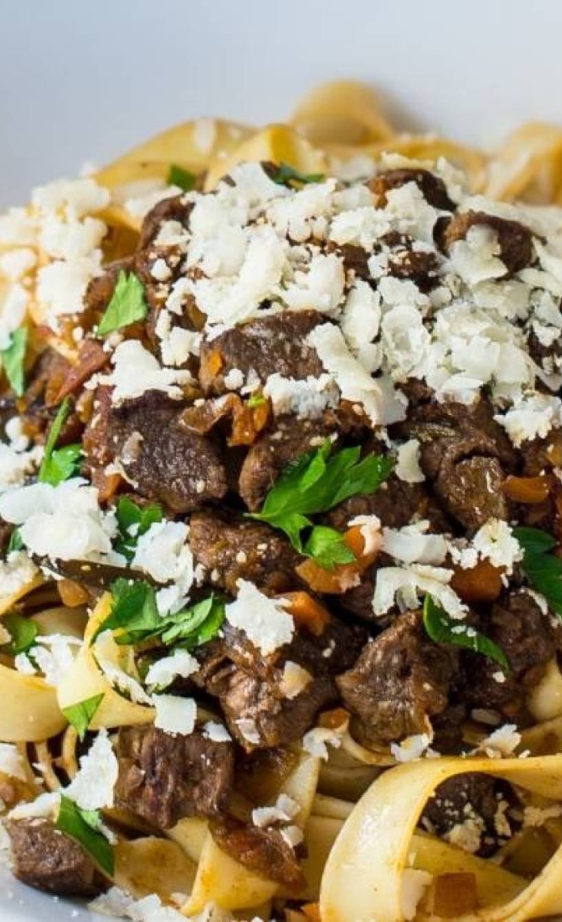 Pappardelle mit Ragout in einem tiefen Teller