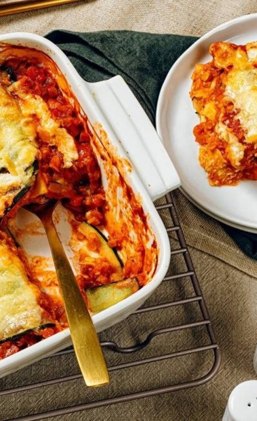 Lasagne von oben auf einem Tisch
