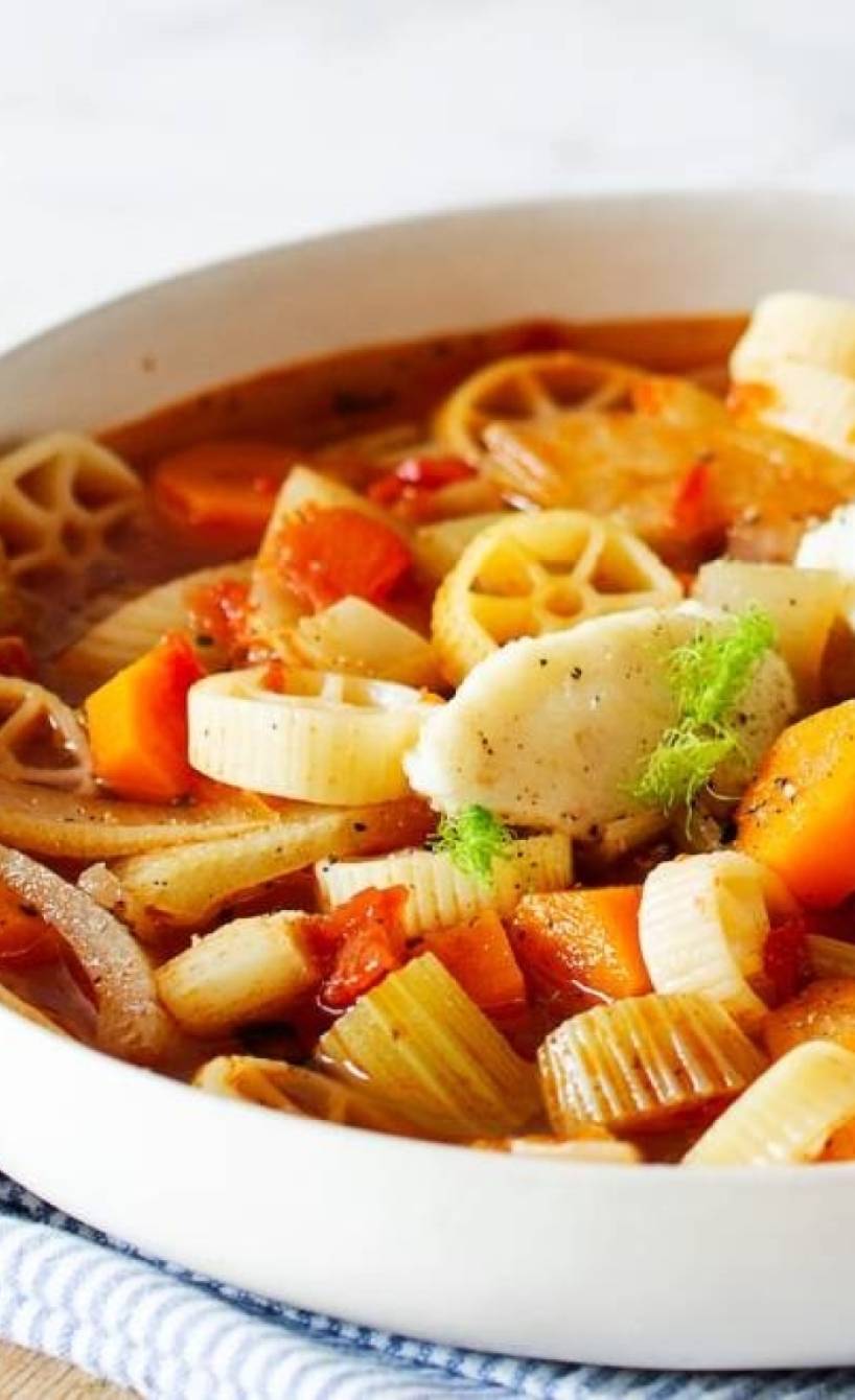 Minestrone in einer Schüssel