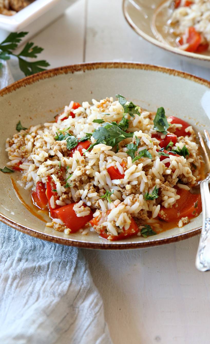 One Pot Reistopf mit Hackfleisch auf einem Teller