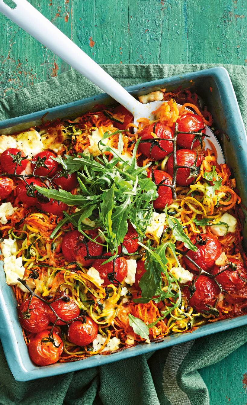 One Pot aus dem Ofen in einer Auflaufform mit Süßkartoffeln, Feta, Zucchini und Kirschtomaten