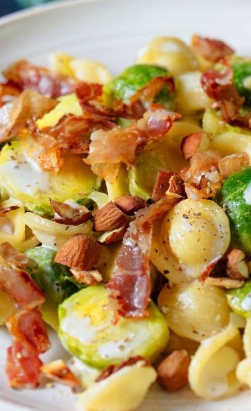 Rosenkohl-Pasta mit Pancetta auf einem Teller