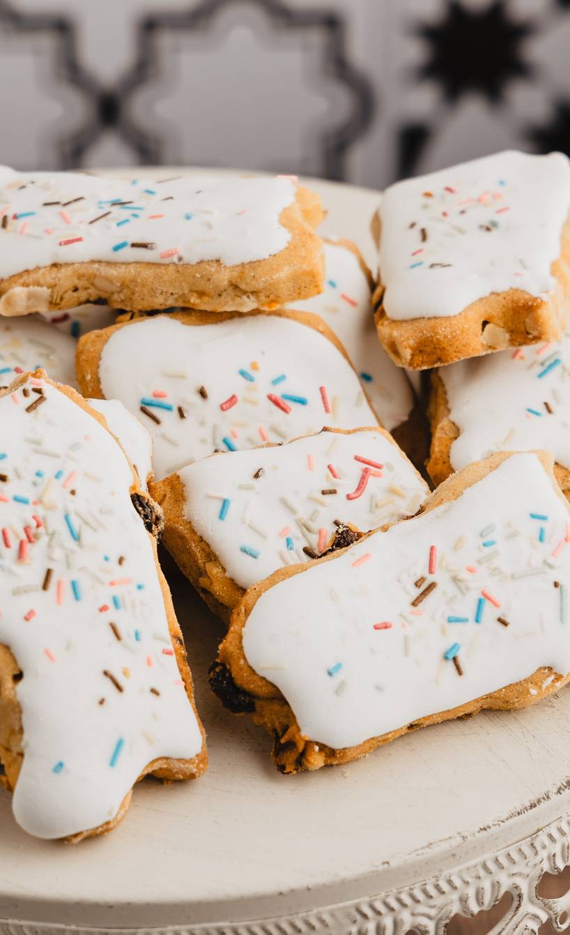 Papassini Kekse auf einer Kuchenplatte