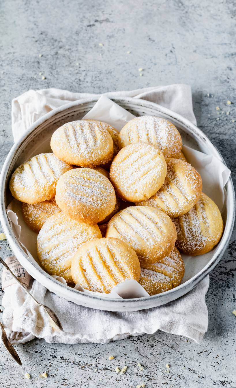 Puddingplätzchen in einer weißen Schale aus Steingut auf einem Tisch