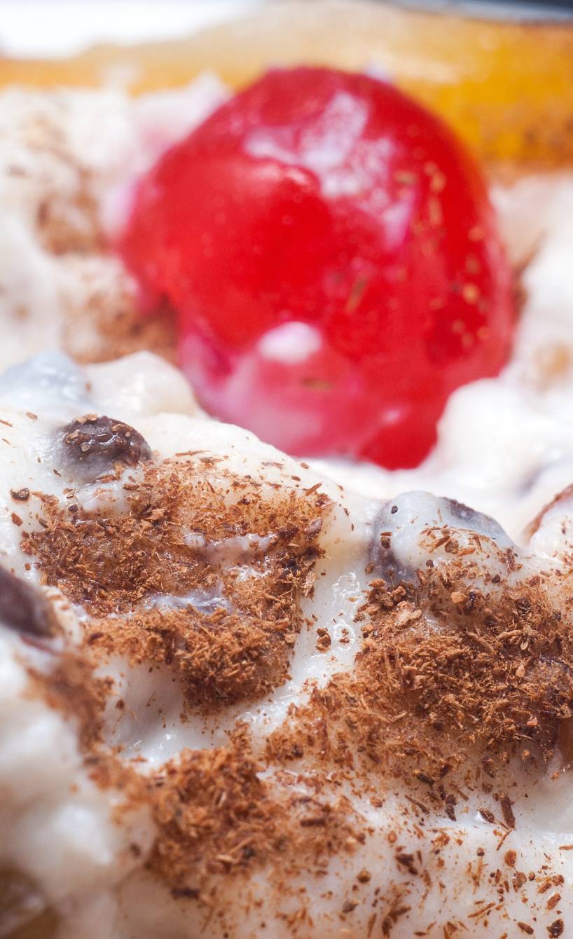 Cuccìa im close up in einer Schüssel, dekoriert mit Zimt und einer Belegkirsche