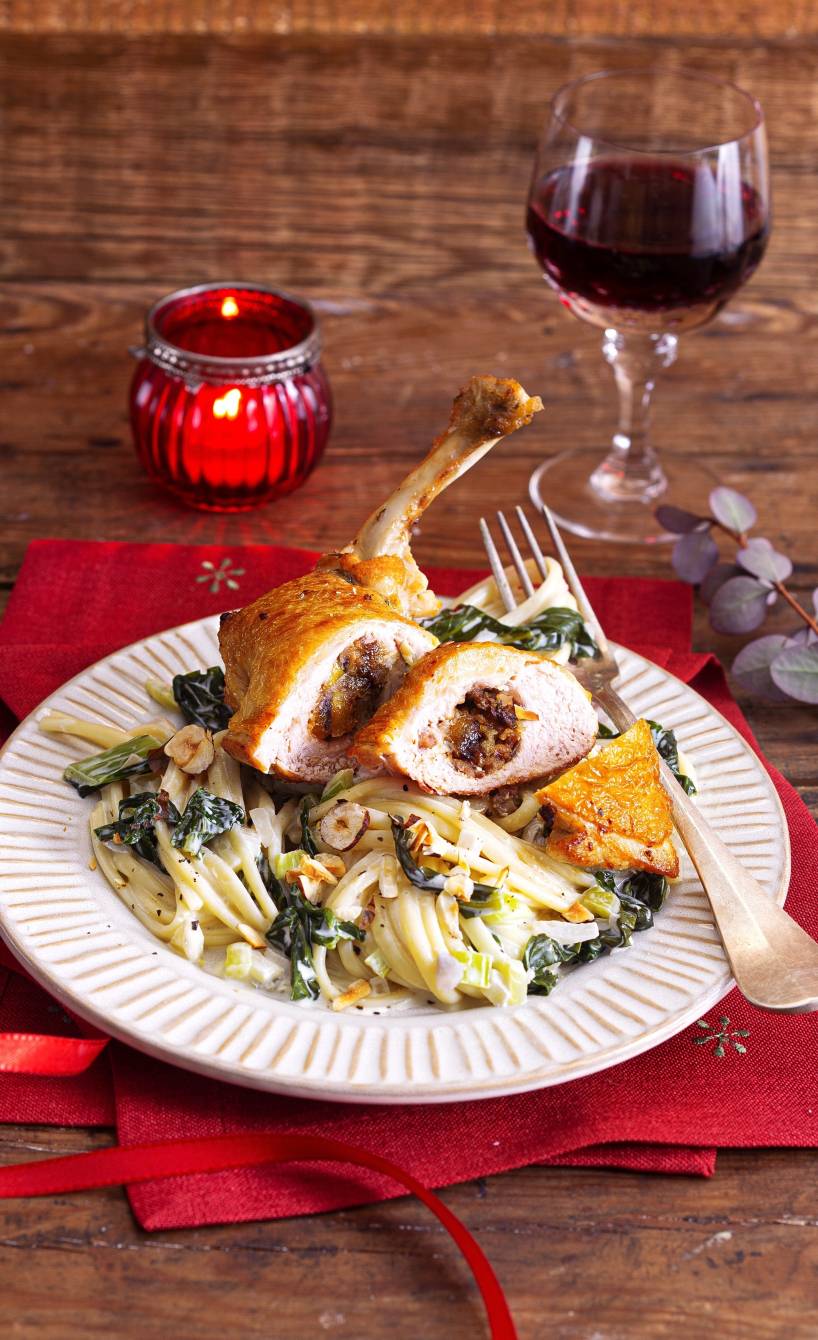 Fein gefüllte Perlhuhnbrust mit cremigen Mangold-Linguine