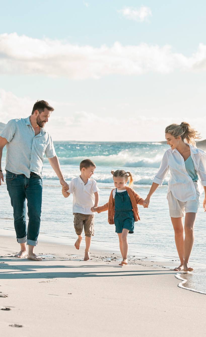 Familie an einem Strand in Italien