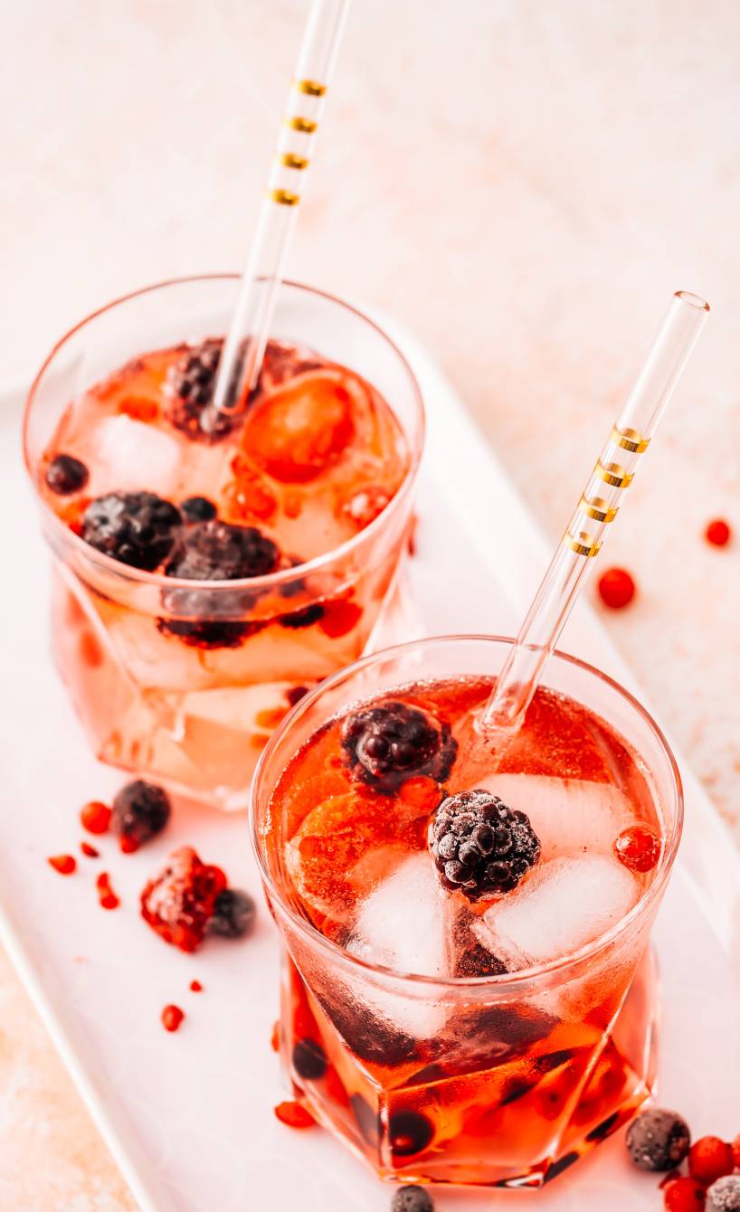 Lillet-Bowle in zwei Gläsern auf einem Tablett dekoriert mit frischen Beeren