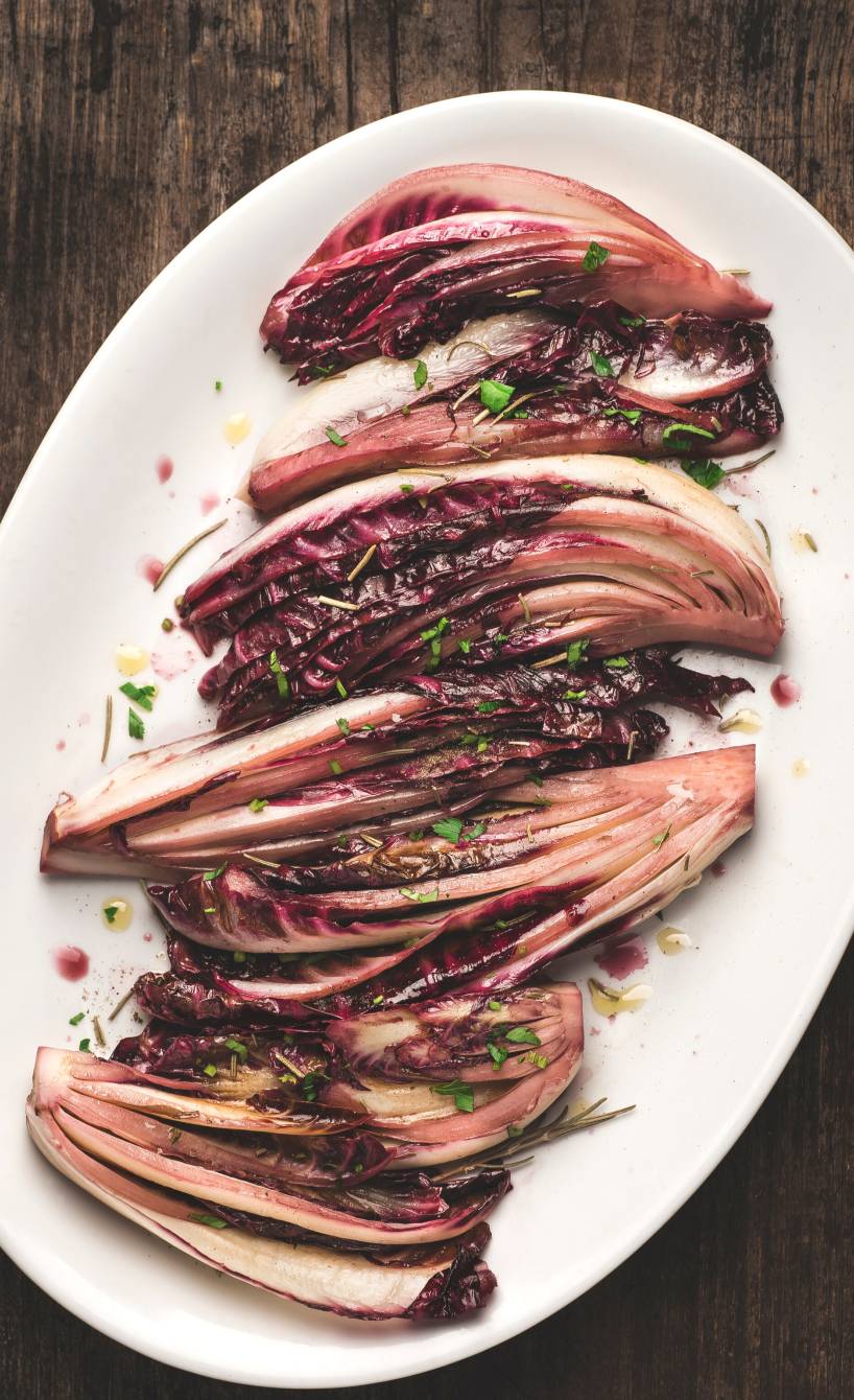Radicchio al forno auf einem ovalen Teller angerichtet