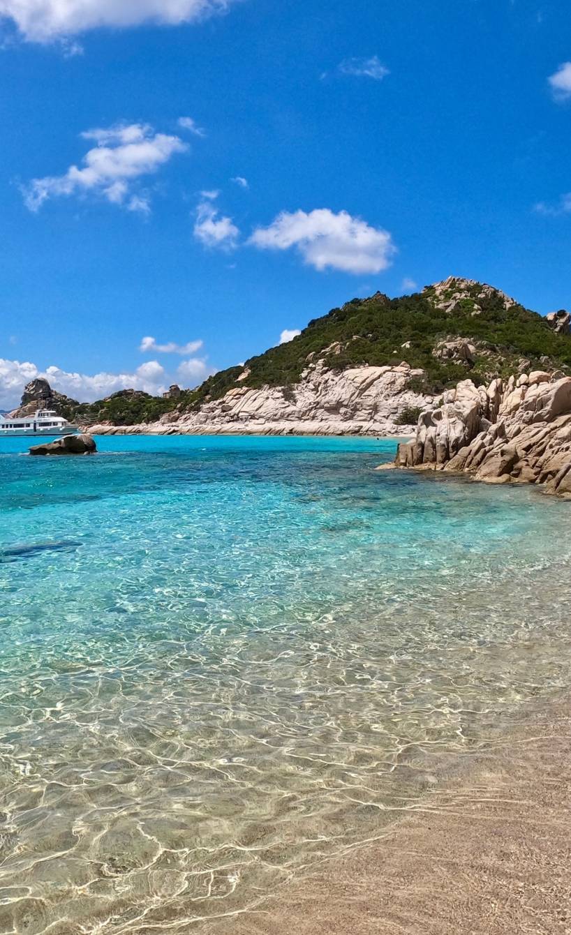 Bucht mit Sandstrand und kristallklarem Wasser auf Sardinien