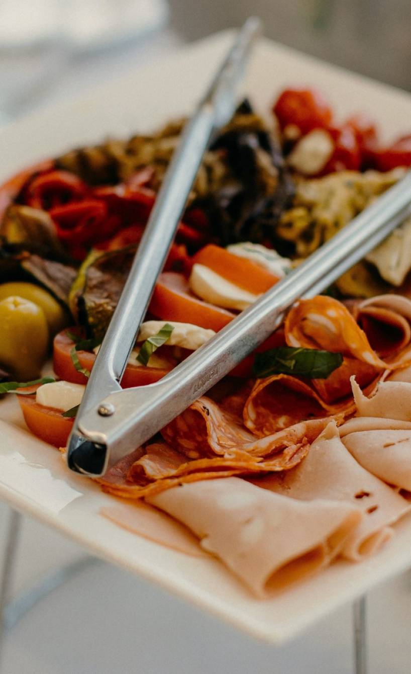 Antipasti-Platte auf einer Anrichte