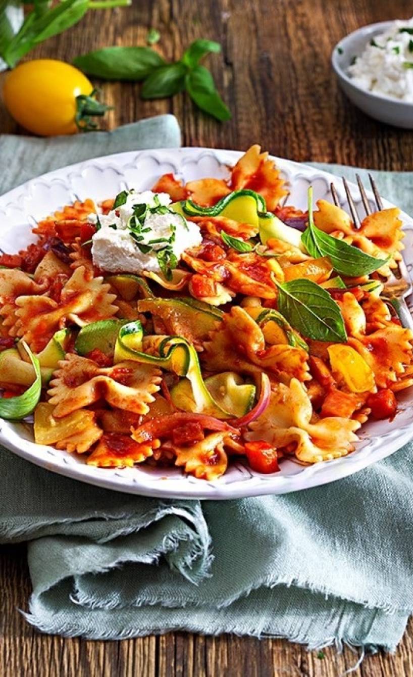 Farfalle mit viel Gemüse und Ricotta auf einem Teller