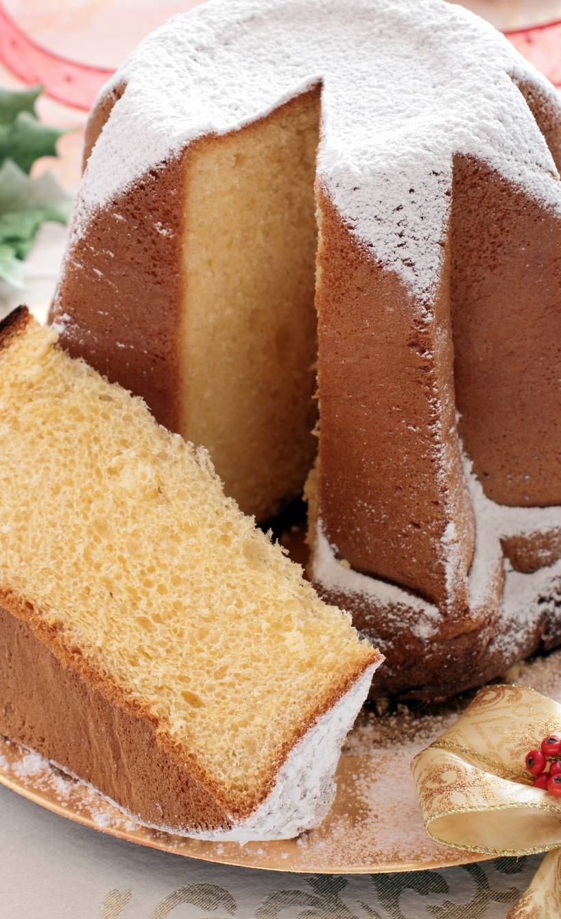 Pandorokuchen angeschnitten auf einem Weihnachtsteller