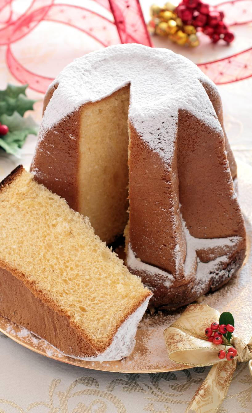 Pandorokuchen angeschnitten auf einem Weihnachtsteller