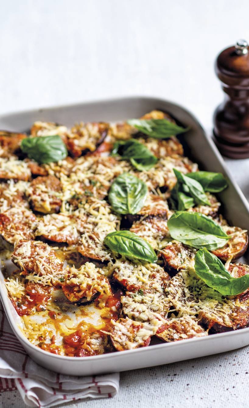 Auberginenauflauf alla parmigiana in einer Auflaufform