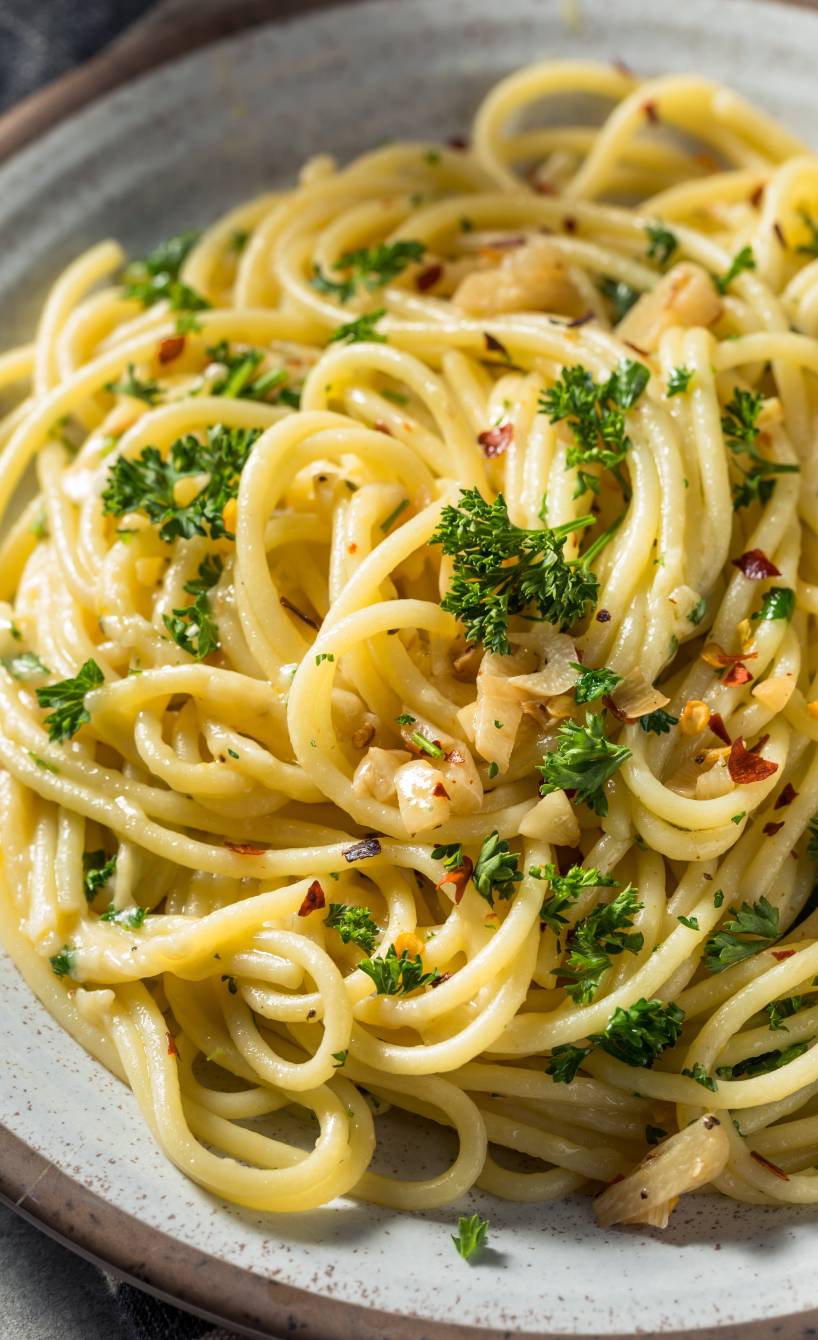 Spaghetti aglio e olio auf einem Steingutteller