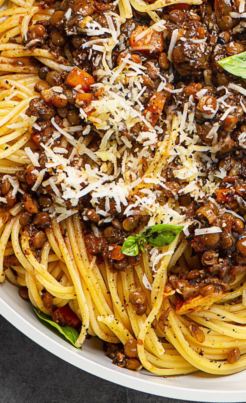 Veganes Spaghettigericht mit Linsen-Bolognese im close up