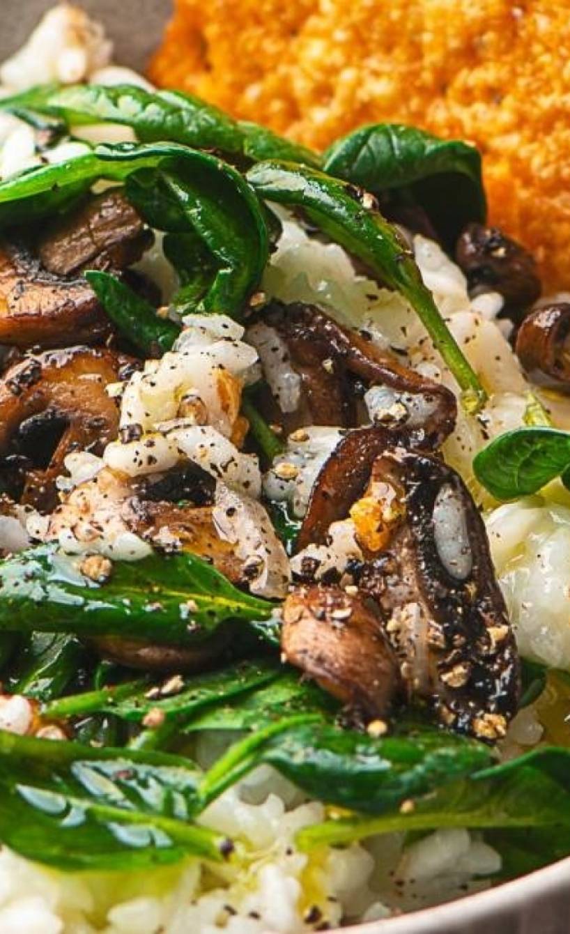 Vegetarisches Pilzrisotto mit Parmesanchip garniert