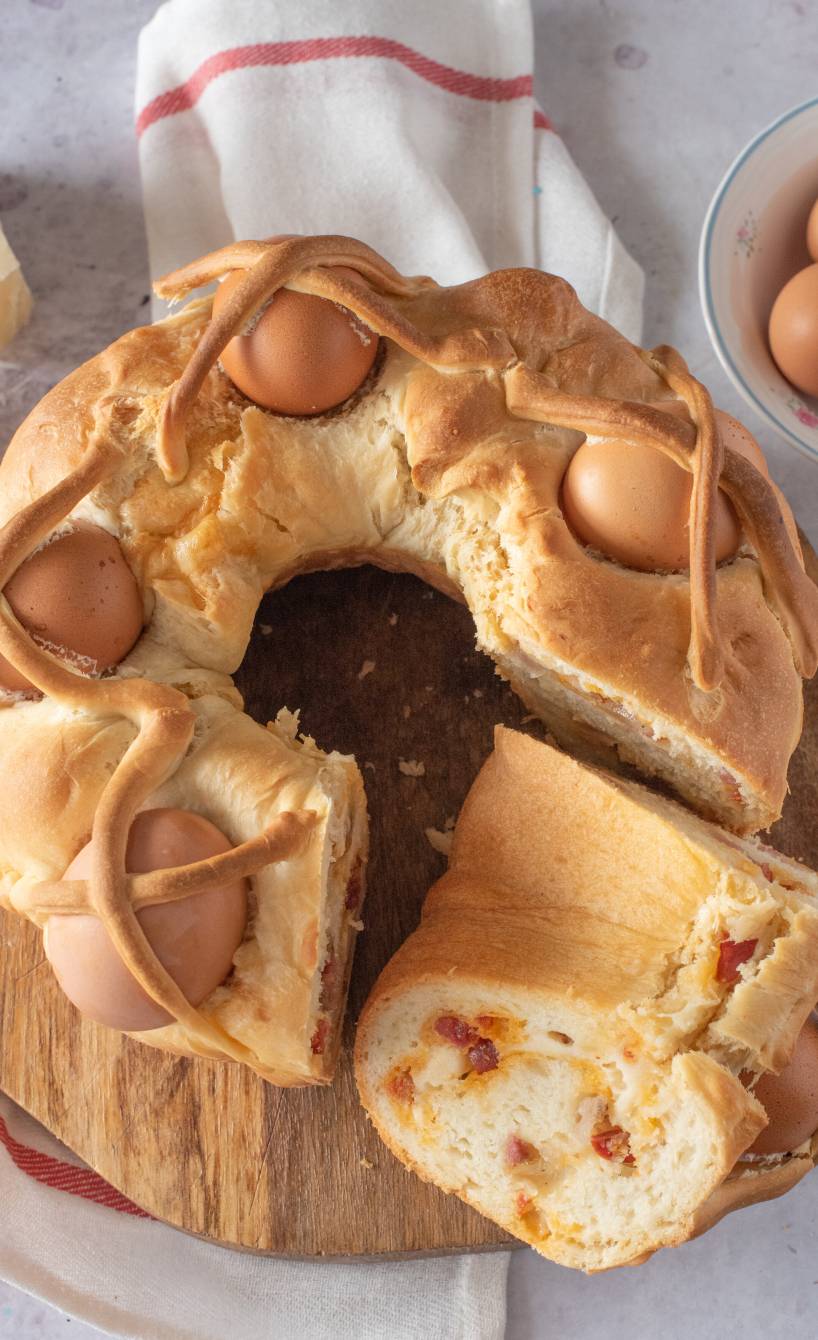 Castiello Osterkuchen mit Salami und Speck angeschnitten auf einem Holzbrett