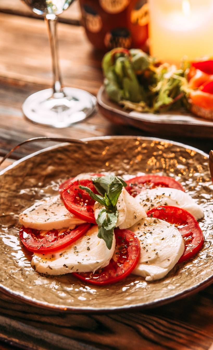 Verschiedene italienische Antipasti stehen auf einem für Gäste gedeckten Tisch