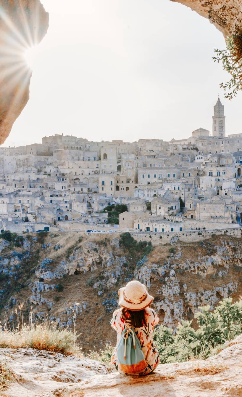 Frau sitzt an Ostern im Bogen einer Höhle von Sassi die Matera