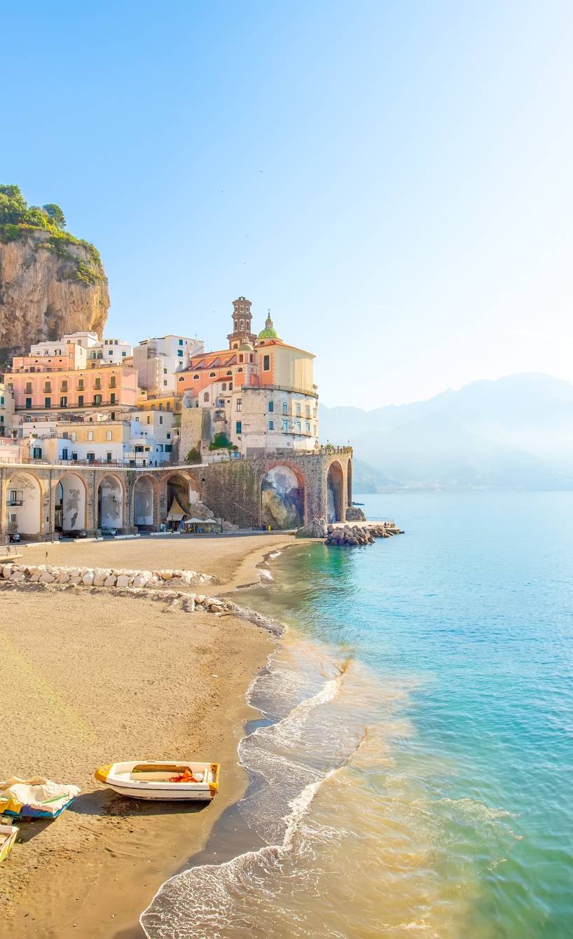Blick auf die Bucht von Atrani an der Amalfiküste Italiens zu Ostern