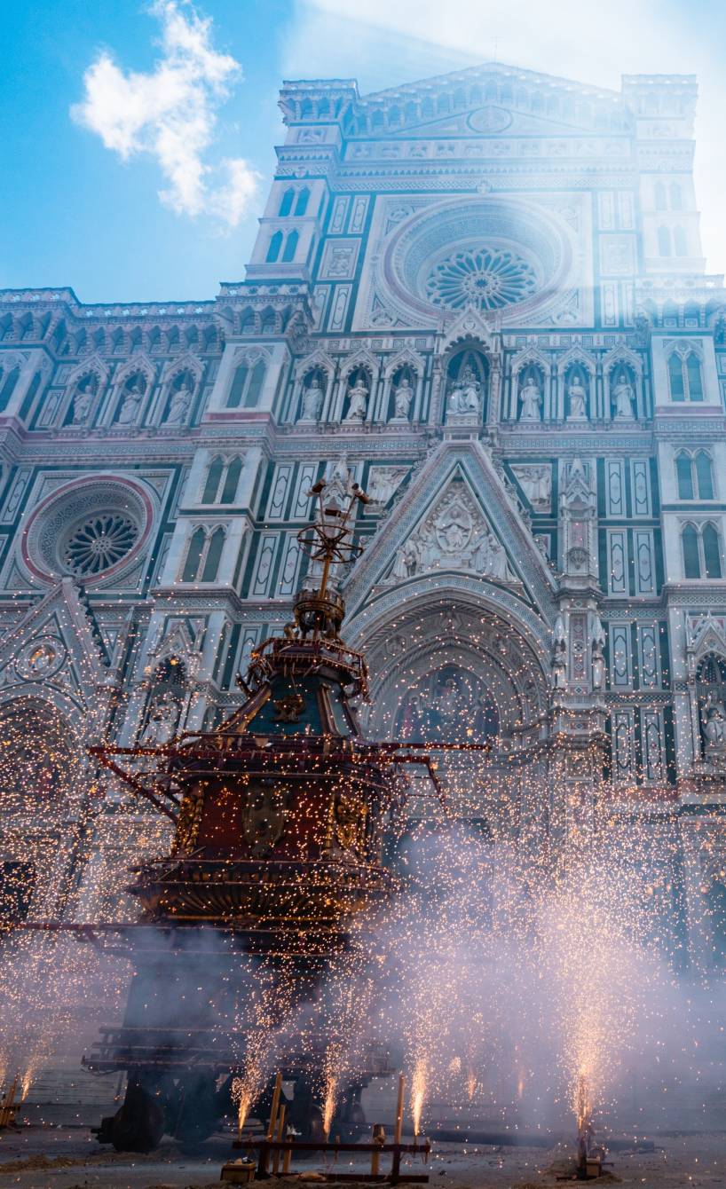 Brindellone-Wagen mit expoldierender Pyrotechnik vor einer Kathedrale in Florenz