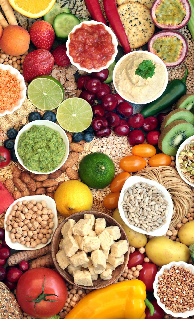 Vegane Lebensmittel füllen einen Holztisch
