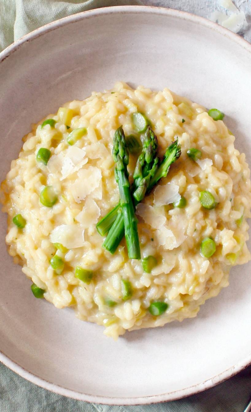 Spargelrisotto in einem tiefen Teller