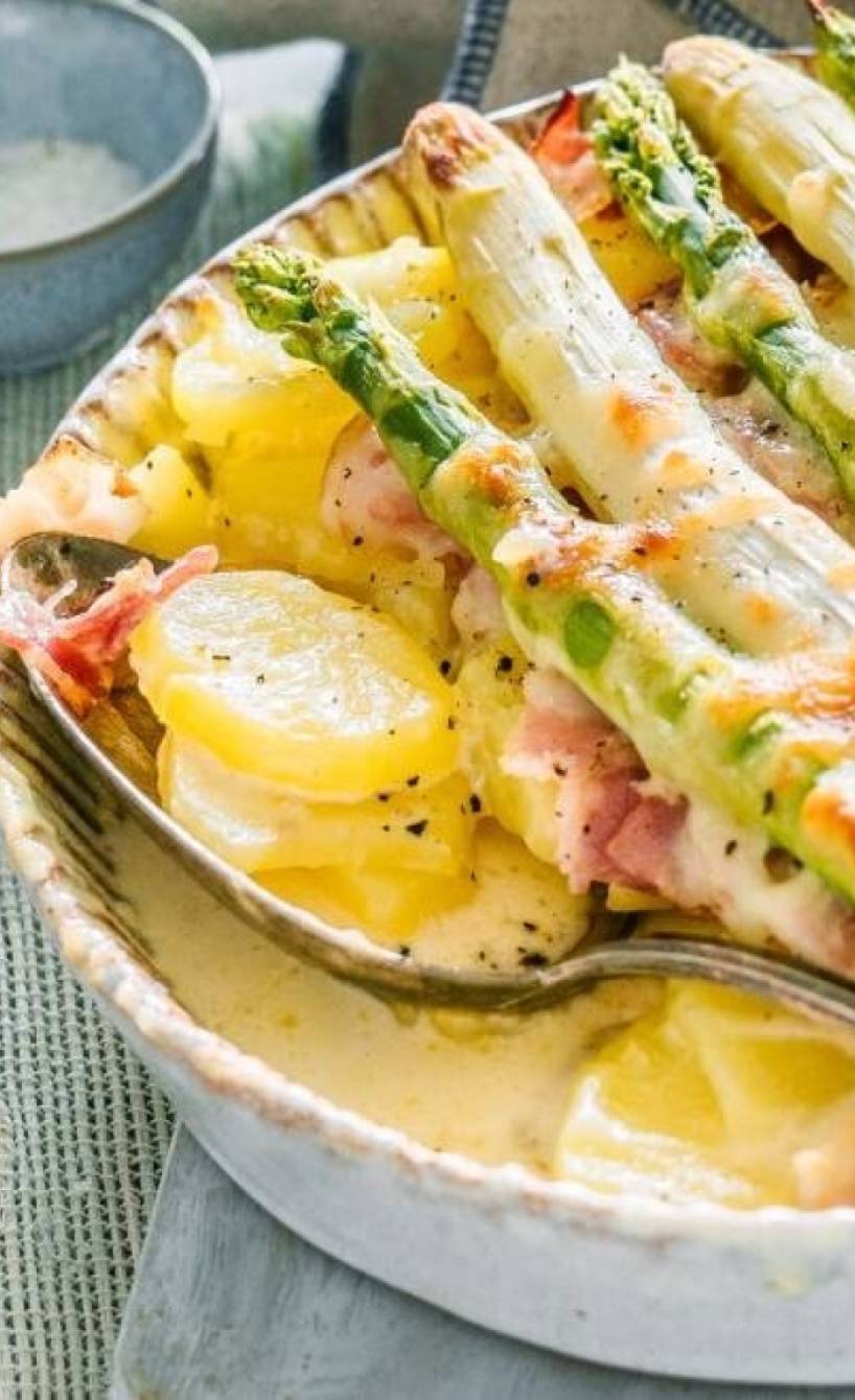 Gratin aus Kartoffeln und Spargel in einer Auflaufform auf einem Tisch