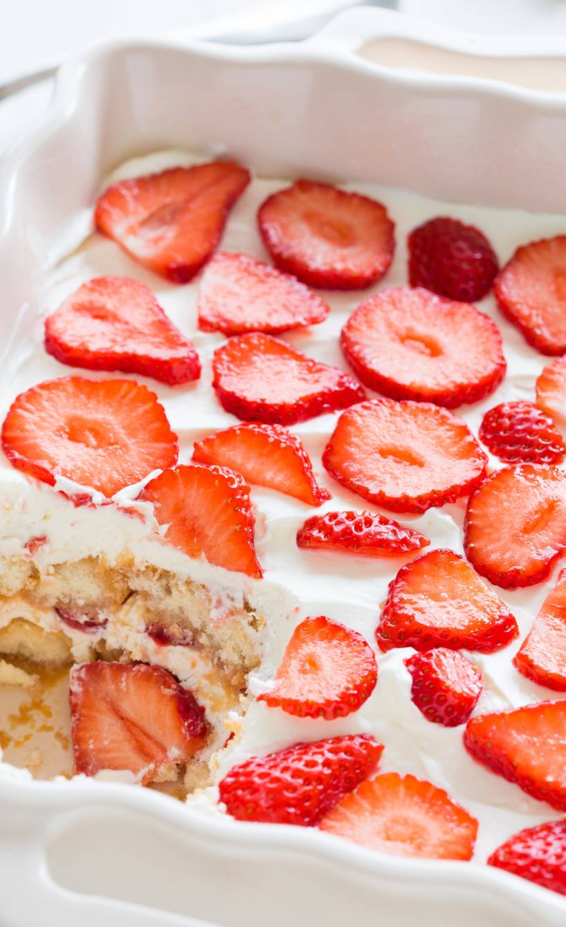 Erdbeertiramisu in einer Auflaufform, ein Stück fehlt