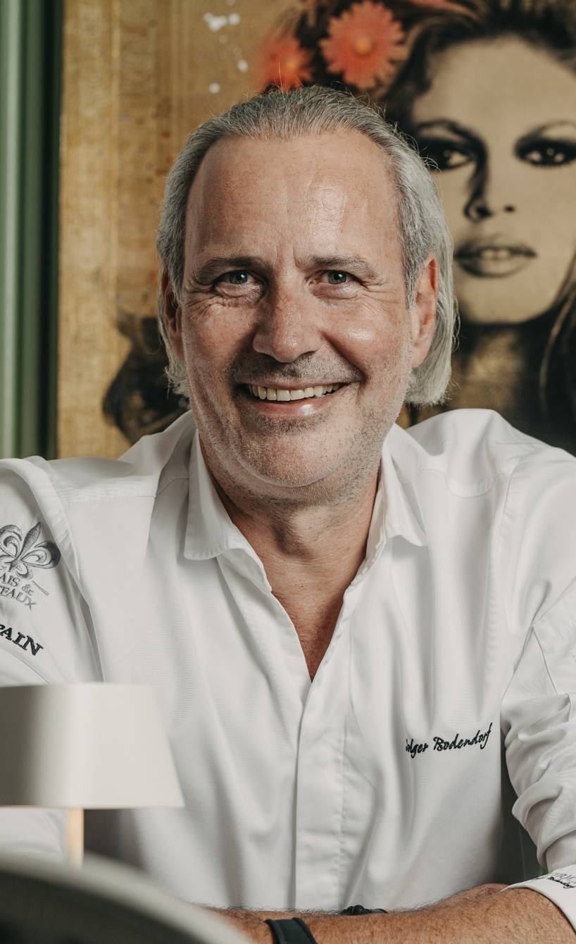 Holger Bodendorf an einem der Tisch im Landhaus Stricker auf Sylt