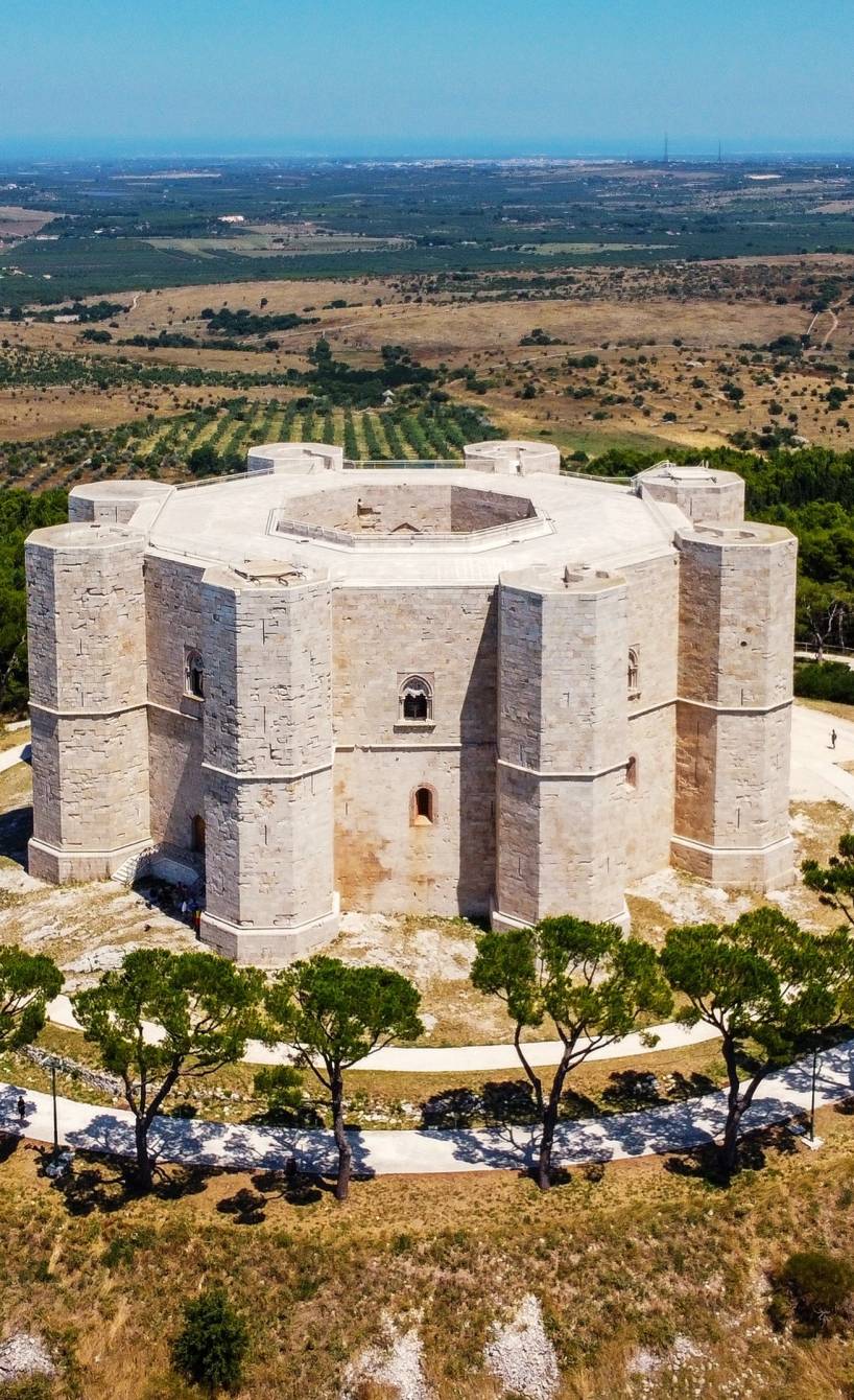 Blick auf das Castel del Monte in Apulien und die umliegende Fauna sowie das Weingut TorreSanta