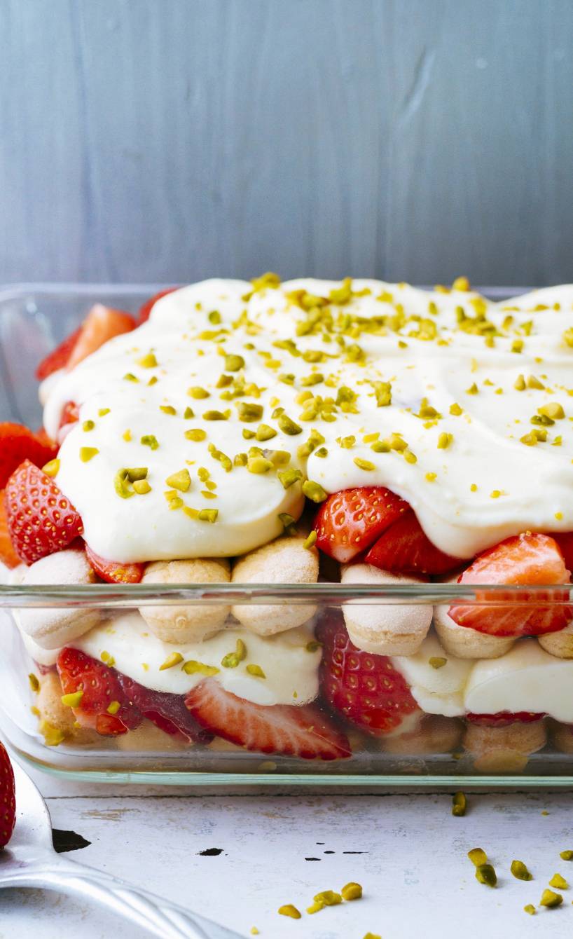 Erdbeertiramisu mit Quarkschicht auf einem Tisch