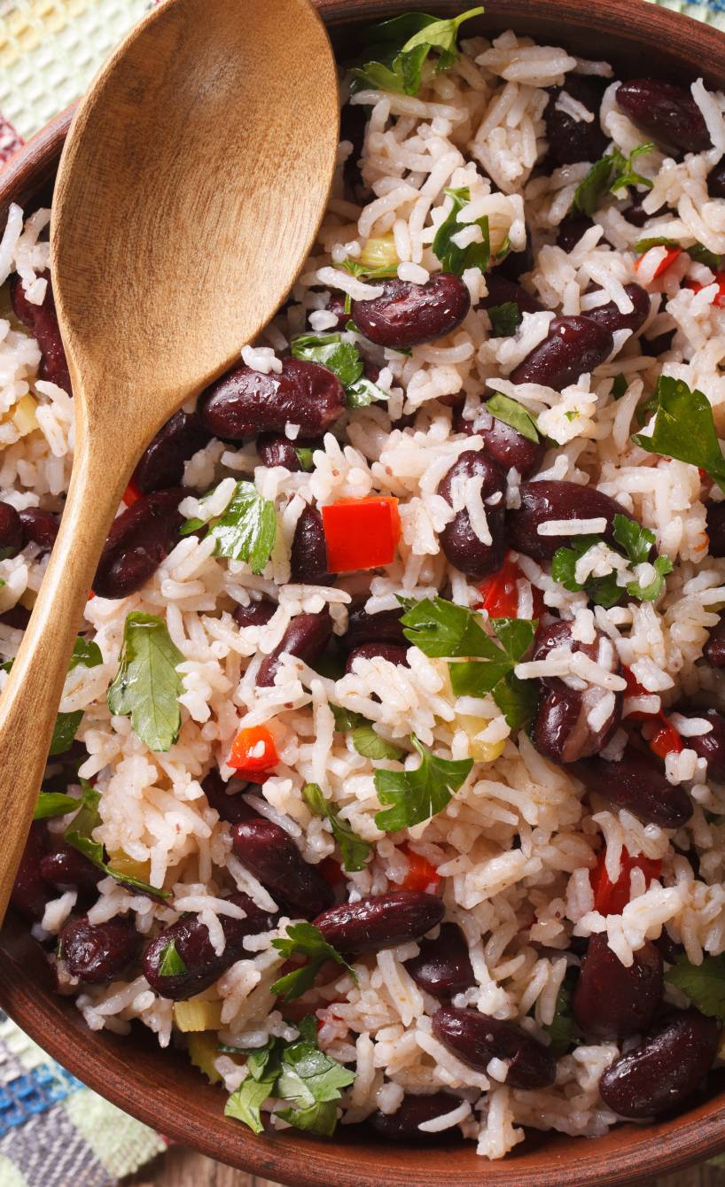 Reis-Bowl mit schwarzen Bohnen und Gemüse in einer Schüssel