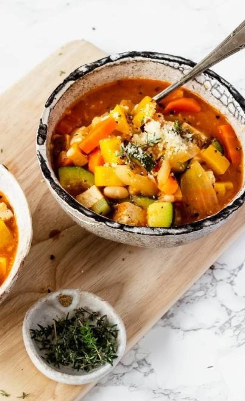 Italienische vegetarische Gemüsesuppe mit Tofu in zwei Schalen auf einem Tisch