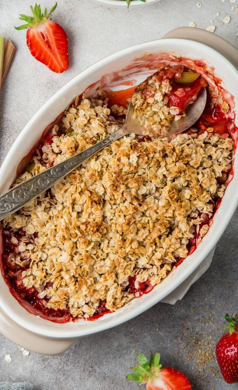 Rhabarber-Crumble mit Erdbeeren &amp; Haferflocken | SoIsstItalien