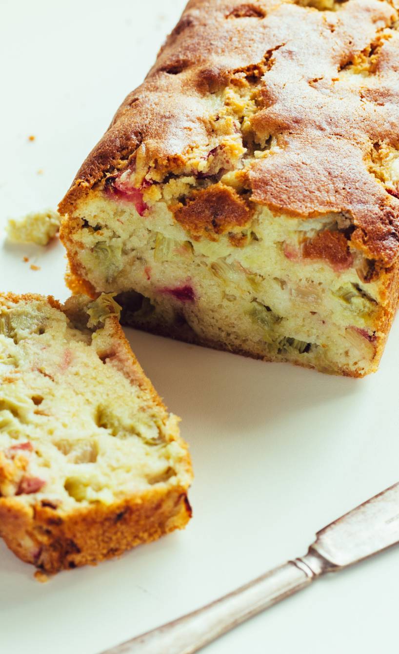Rhabarber Kastenkuchen angeschnitten auf einer Kuchenplatte