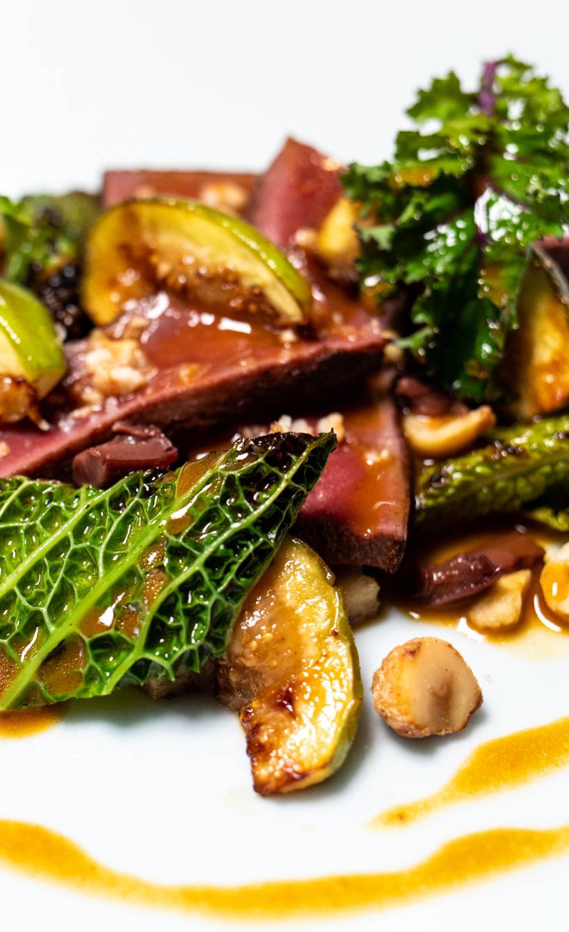 Tagliata vom Rehrücken mit gebratene Ciabattaknödelv, Wirsing  und Oliven-Vinaigrette angerichtet von Holger Bodendorf auf einem Teller