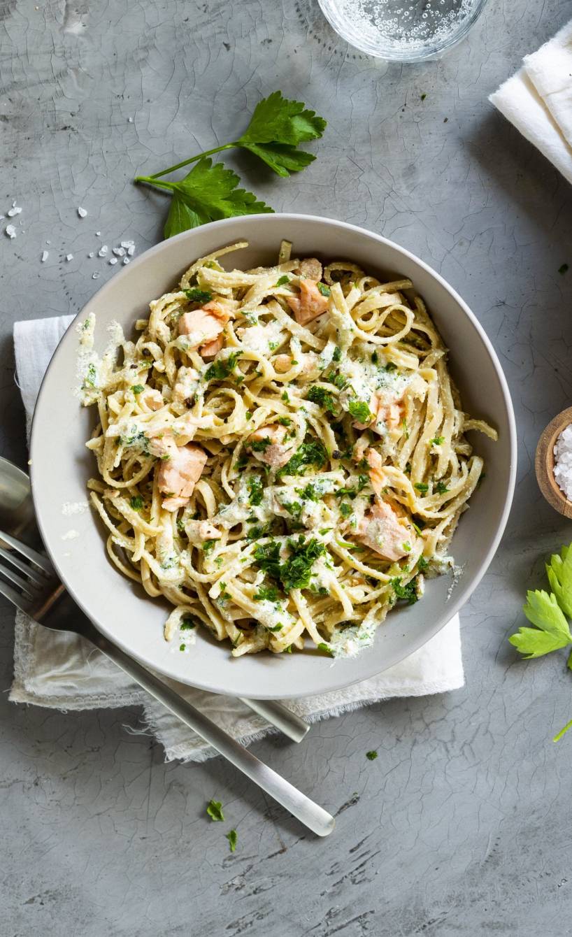 Ballaststoffreiche Vollkornnudeln in Lachs-Sahne-Sauce