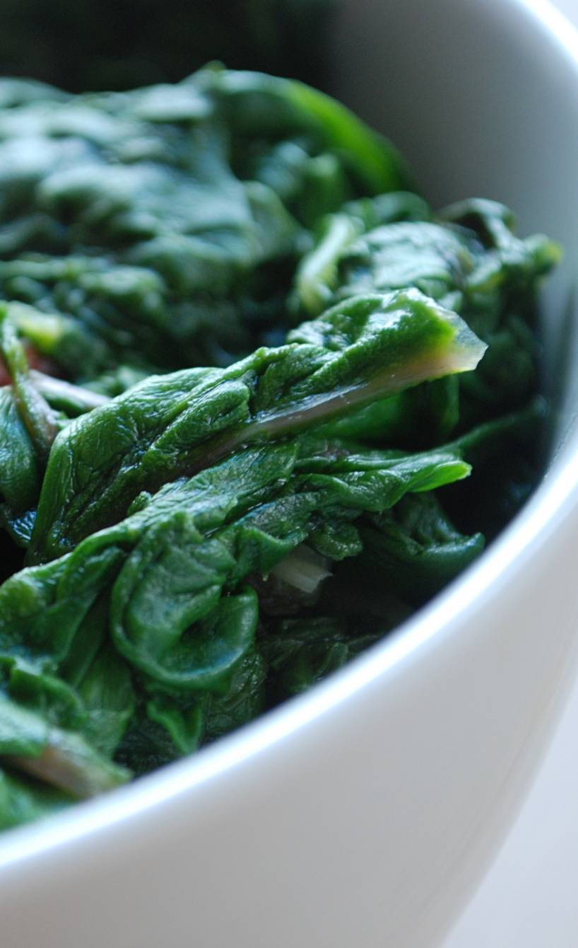 Blanchierte Mangoldblätter in einer weißen Schüssel